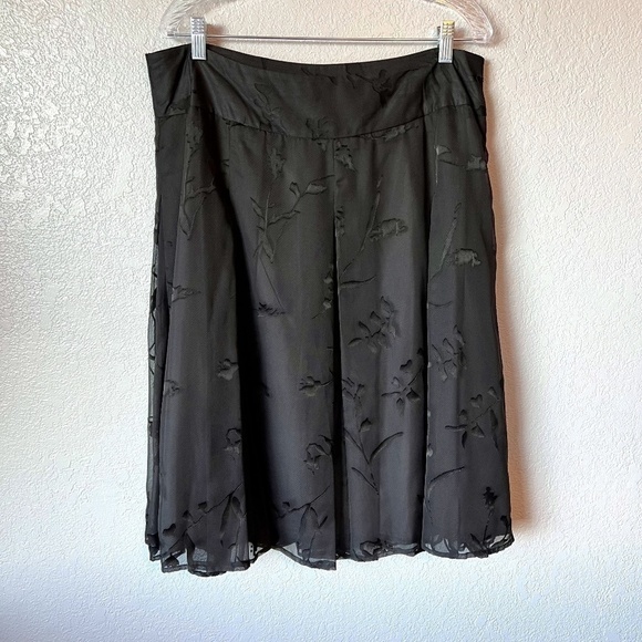 Hillard & Hanson Dresses & Skirts - Hillard and Hanson size 14 floral burnout skirt